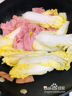 养生食补白菜火腿年糕汤