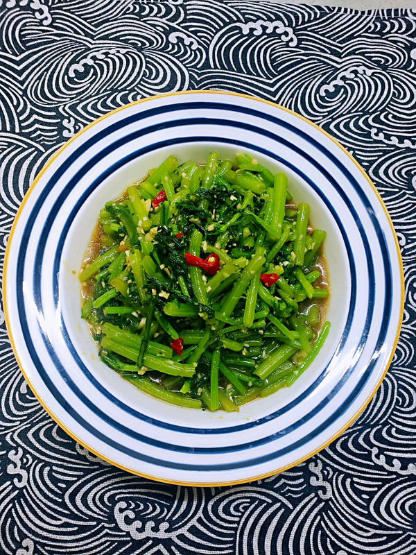 清香爽脆凉拌茼蒿