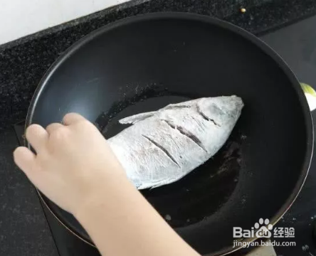 煎鱼不会破皮的一个小妙招？