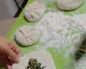 食补养生超好吃发面韭菜合子