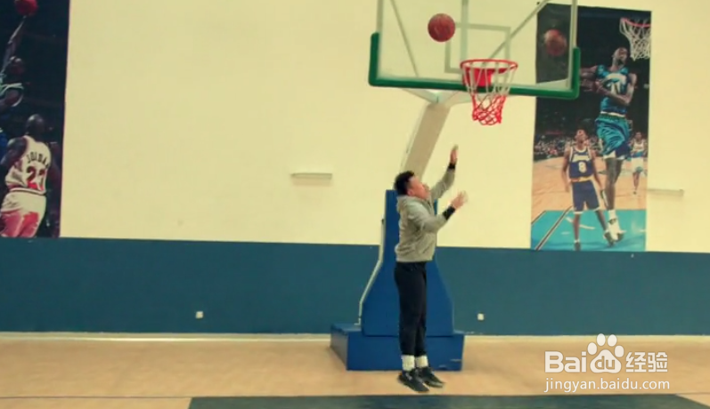 街球手教授的招牌转身过人是如何完成的?