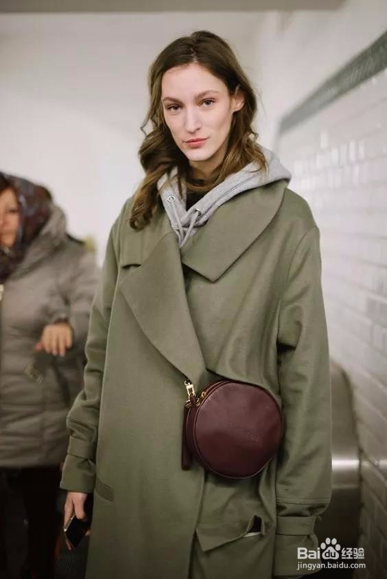 一件卫衣就能让你的大衣时髦到不！像！话！