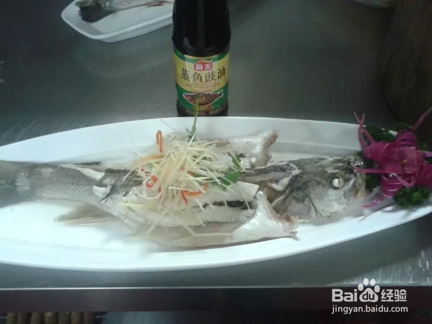 清蒸海鲈鱼。