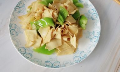 尖椒炒豆皮的做法