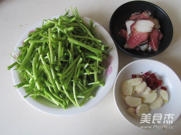 腊肉炒泥蒿的做法