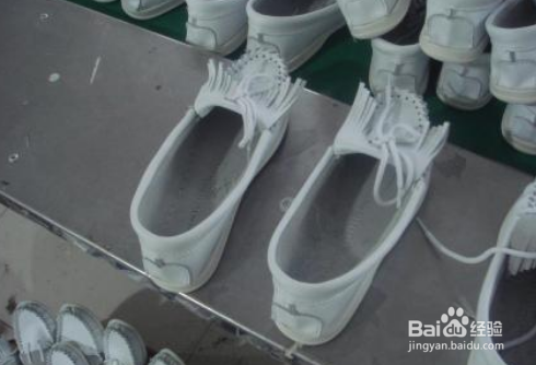 怎样清洗白色鞋子才不会变黄