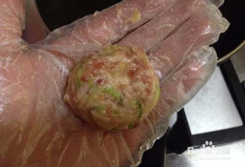 厨房挑战之荤菜茄汁西葫芦猪肉饼怎么做?