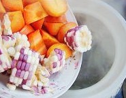 玉米胡萝卜煲脊骨汤