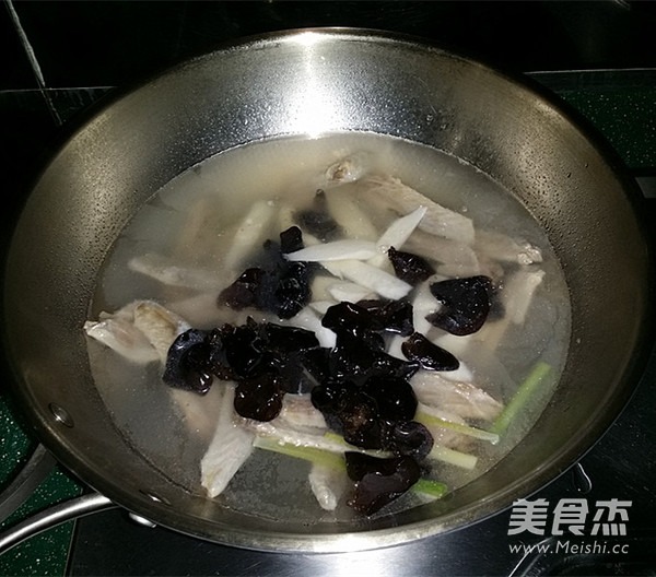 鸭翅尖山药木耳汤