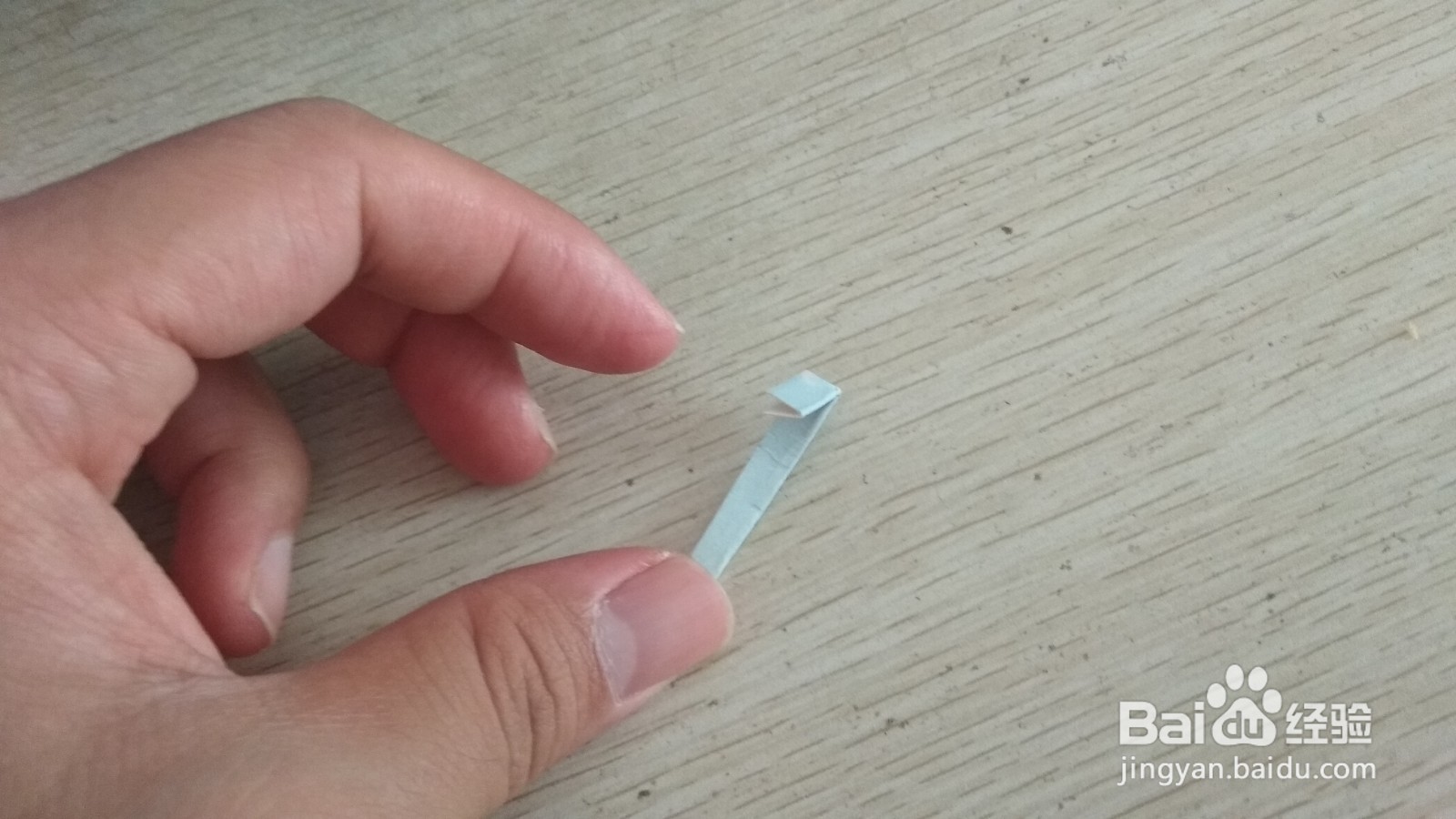 如何用一块长方形硬卡纸做三支中性笔的简易支架