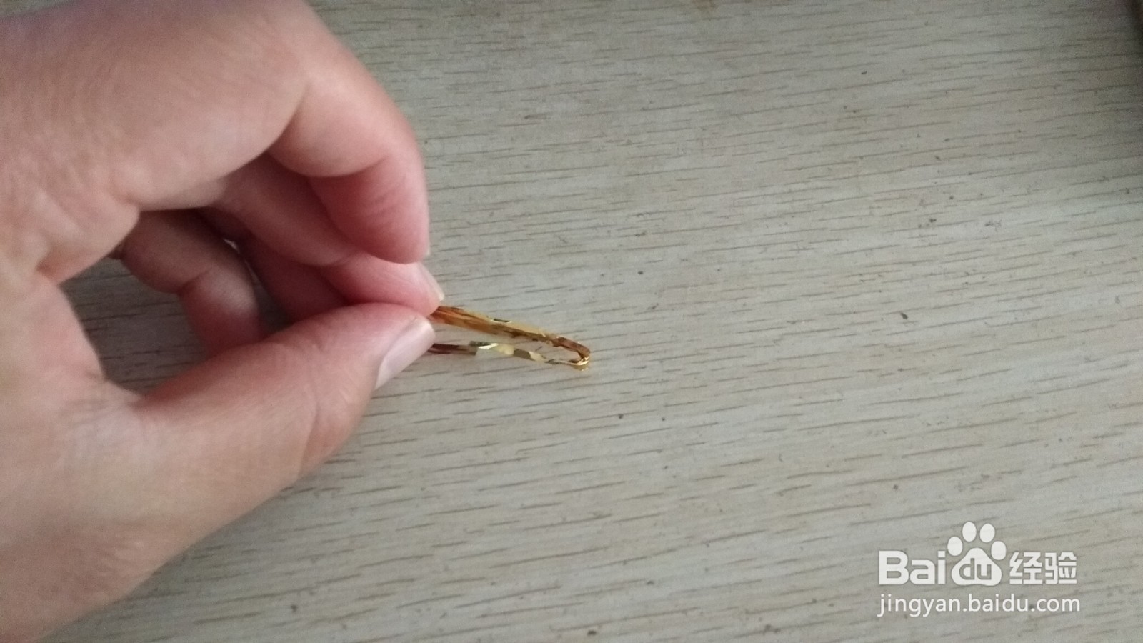 如何用面包袋的绑绳做简易的中性笔的支架