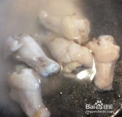 土豆焖鸡翅的做法