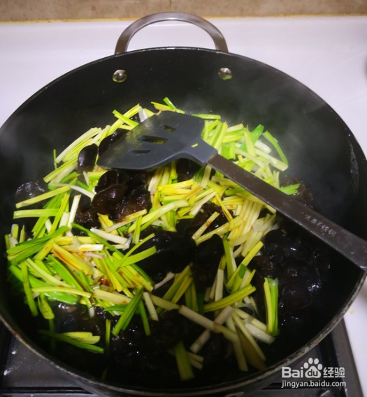 木耳炒蒜苗的做法