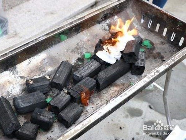 野外露营时生火的步骤、技巧及常用工具