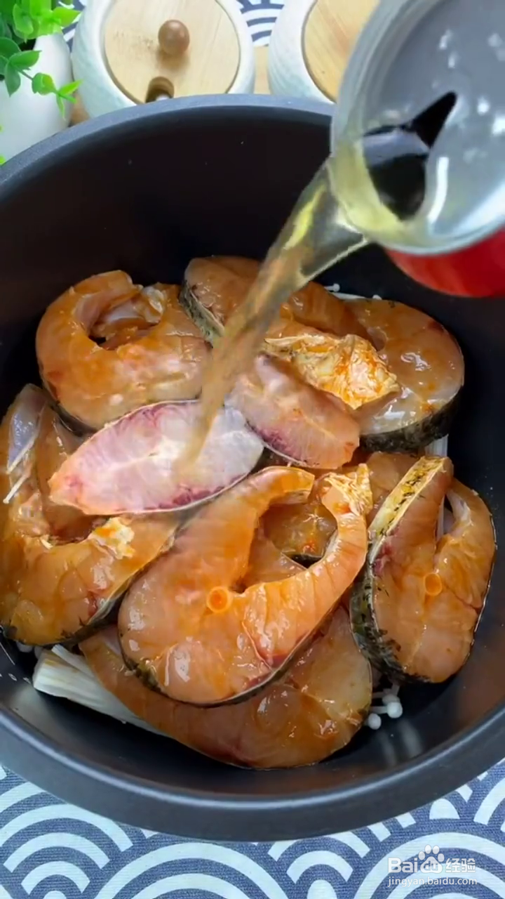 如何制作美味的电饭煲草鱼?