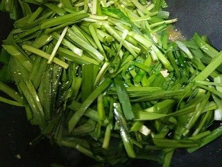 韭菜炒厚豆腐皮怎么做？