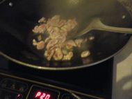 柿子椒香菇炒肉片的做法