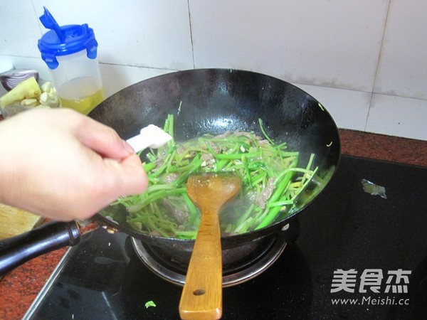 牛肉炒香芹的做法