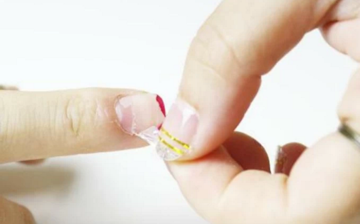 怎样把贴片美甲取下来