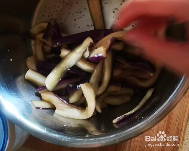 做茄子肉沫豆腐煲的教程