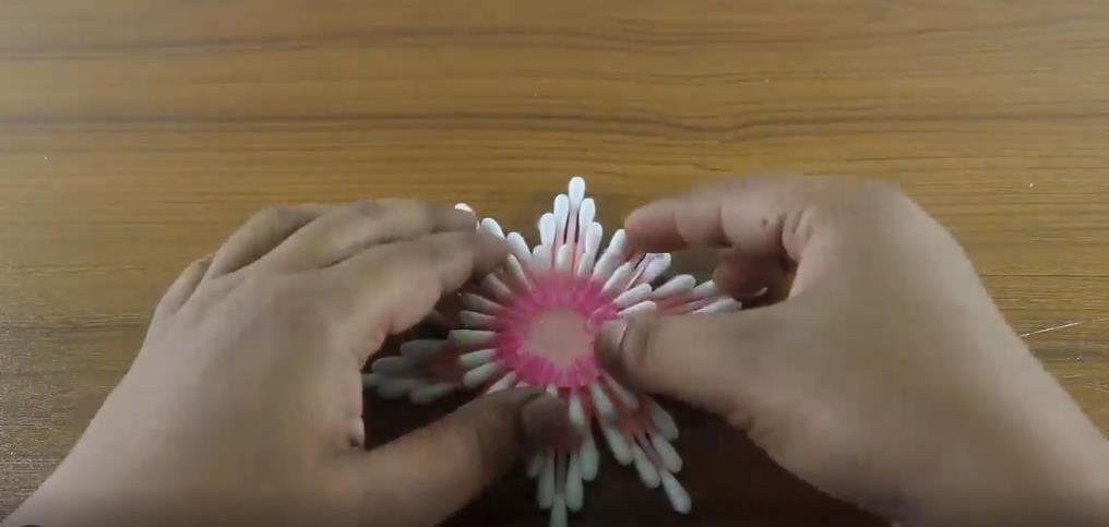 如何用棉签棒和毛线、串珠制作的壁挂？