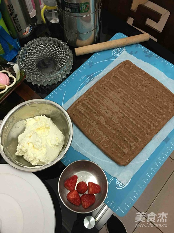 草莓奶油可可卷