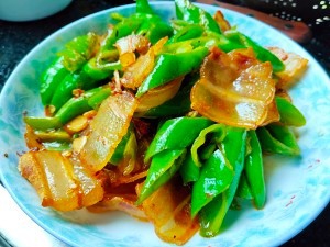 健康养生佳品青椒炒腊肉的做法