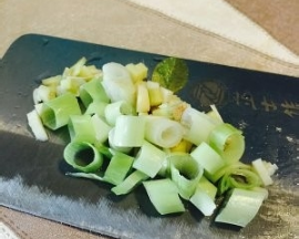 炖酸菜五花肉的家常做法