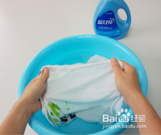 怎样洗白衣服上的顽固血渍