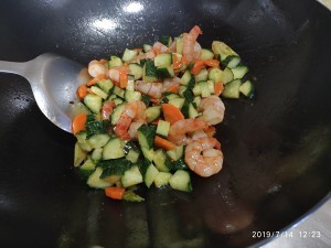 食补养生黄瓜虾仁的做法