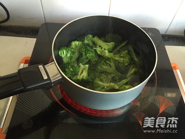 虾仁西兰花的做法