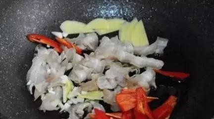 紫苏叶炒猪颈肉