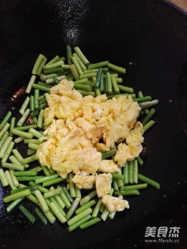 蒜苔炒鸡蛋的做法