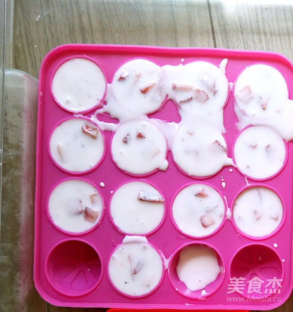 酸奶草莓冰淇淋