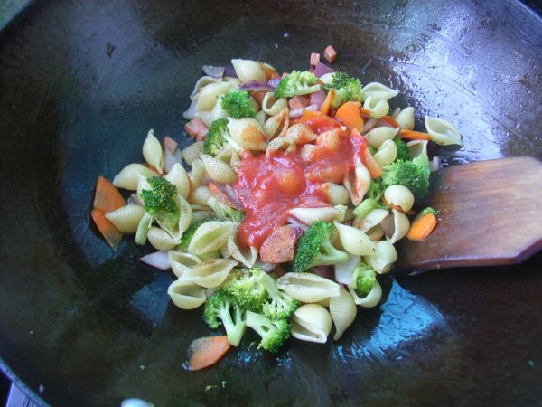 杂蔬香肠贝壳面