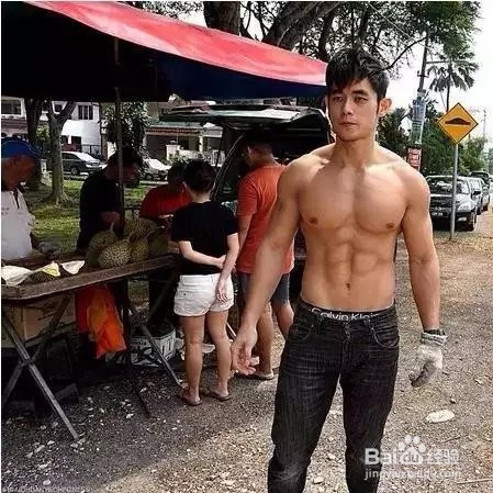 你嫌自己忙没时间锻炼,人家忙成狗也练出了腹肌