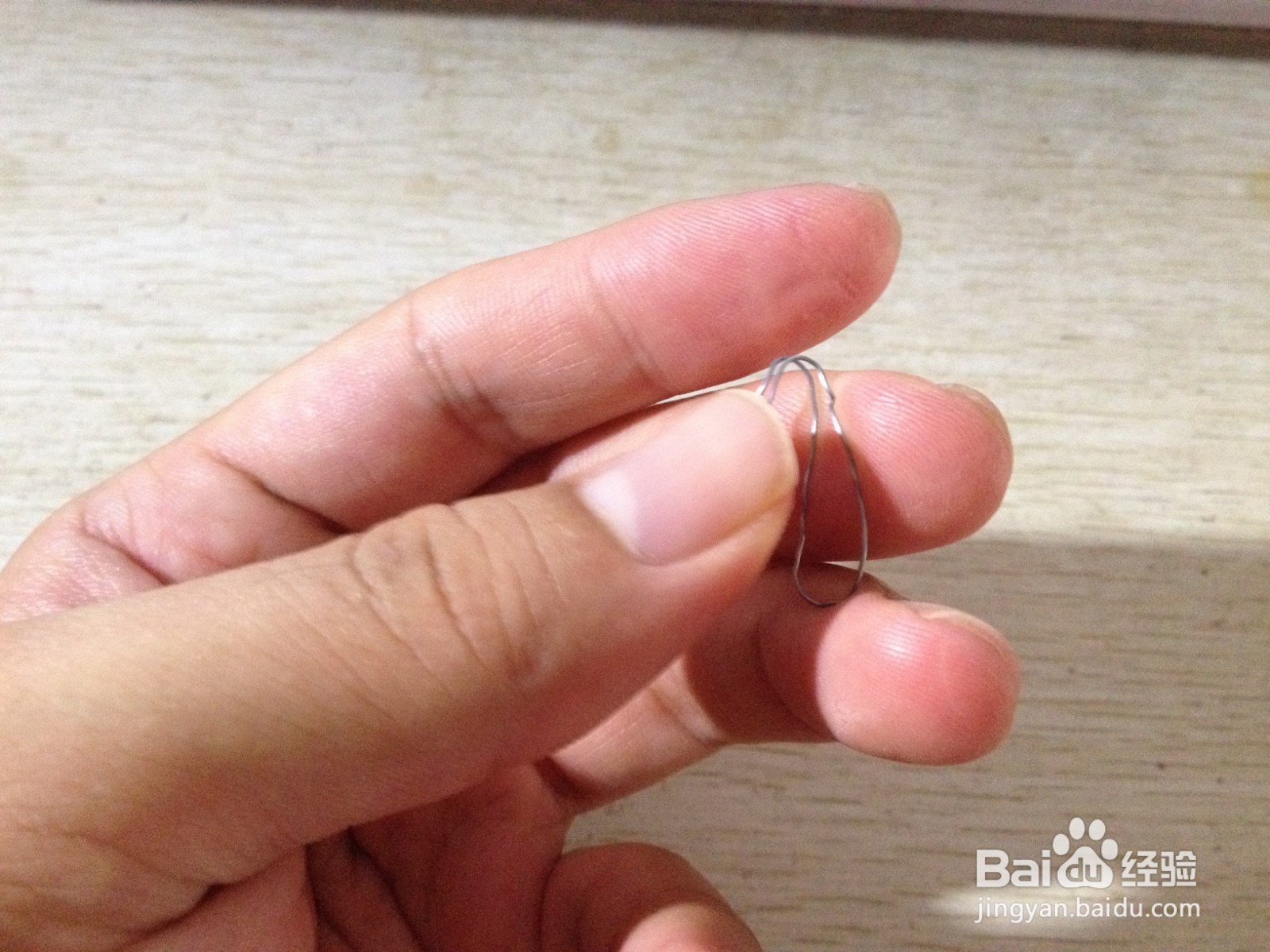 如何用一个小铁丝做有凹槽的钢笔的简易支架