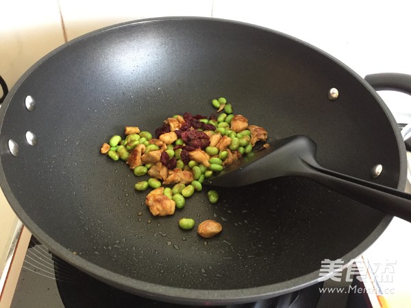 莓干三色鸡丁