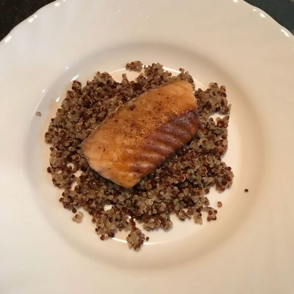 奶油煎三文鱼配藜麦饭