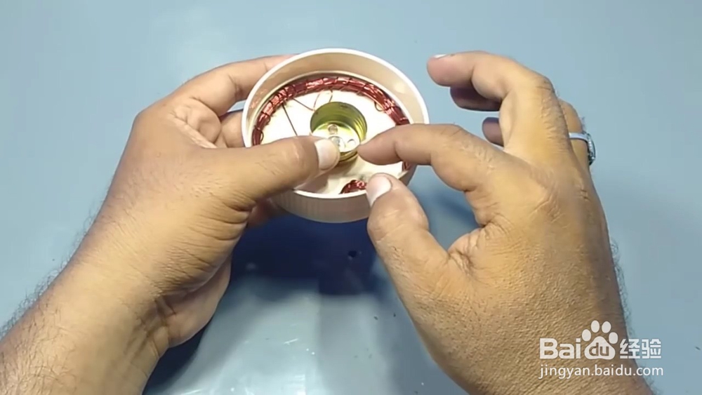 怎么让不接电源的灯泡亮起来