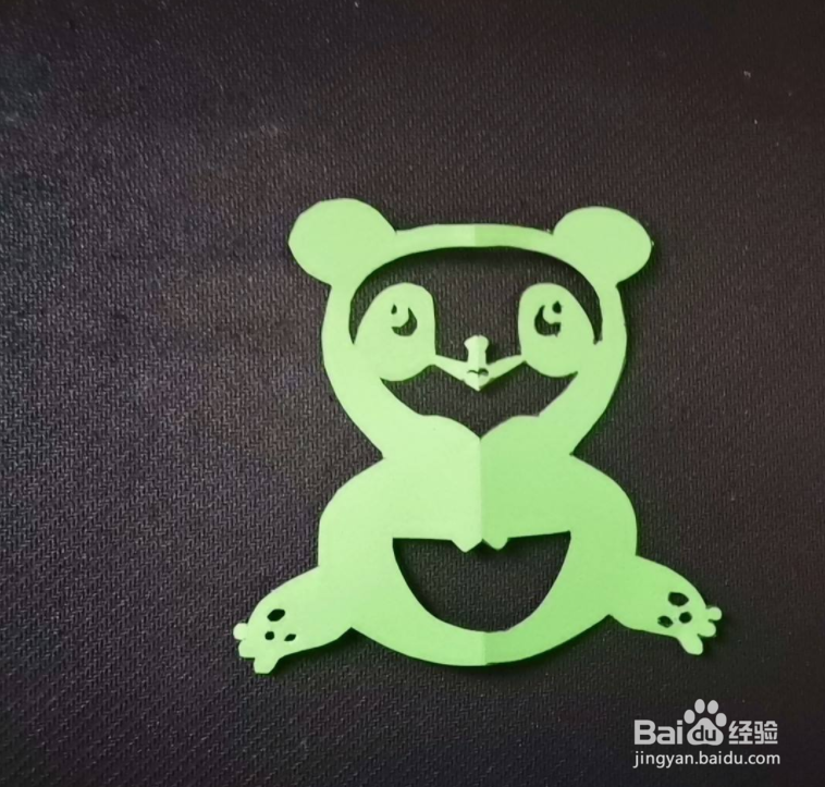如何用彩色纸剪出熊猫纹样