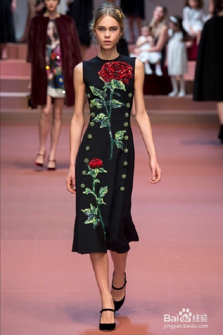 黑色搭配妖红玫瑰花色的四季装