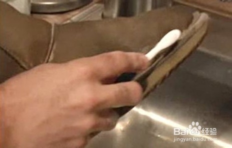 雪地靴上的油渍怎么去除