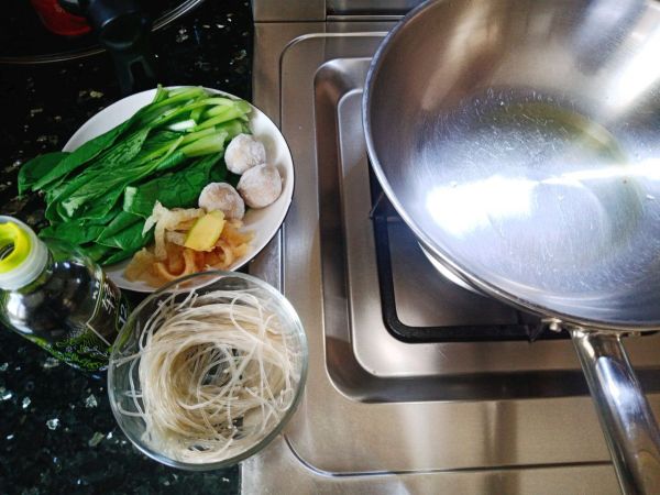 鸡毛菜粉丝丸子汤