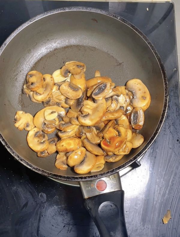 煎三文鱼配酸汤米粉