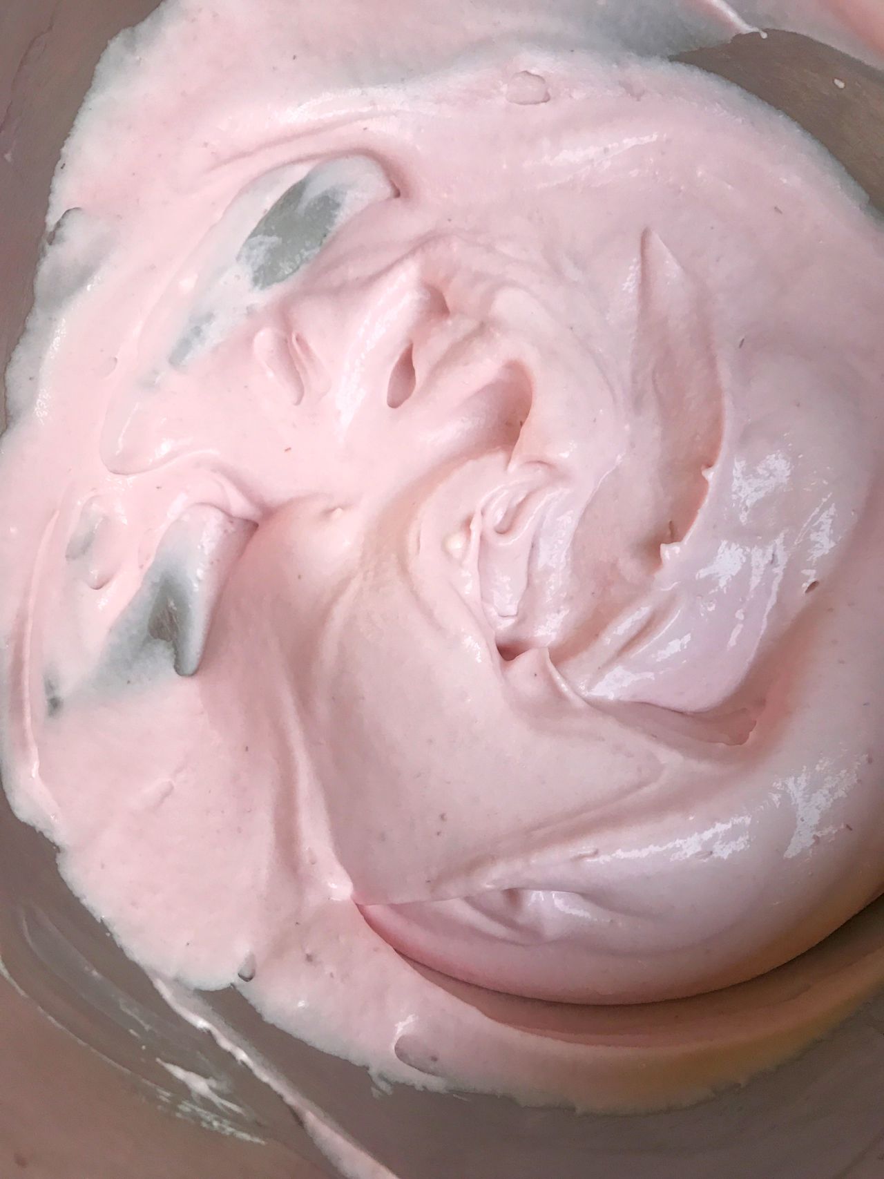 让我们一起学习草莓慕斯奶油蛋糕的做法吧