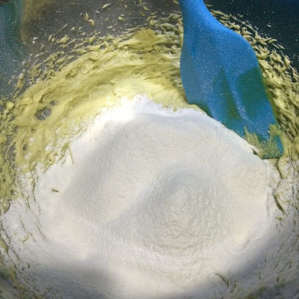 牛油果提子干磅蛋糕