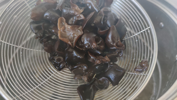 凉拌香菜蒜蓉木耳