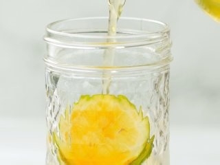 怎样做营养的百香果青柠冷泡茶