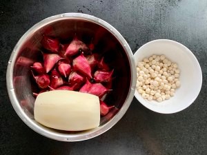 红菱角炒鸡头米嫩藕